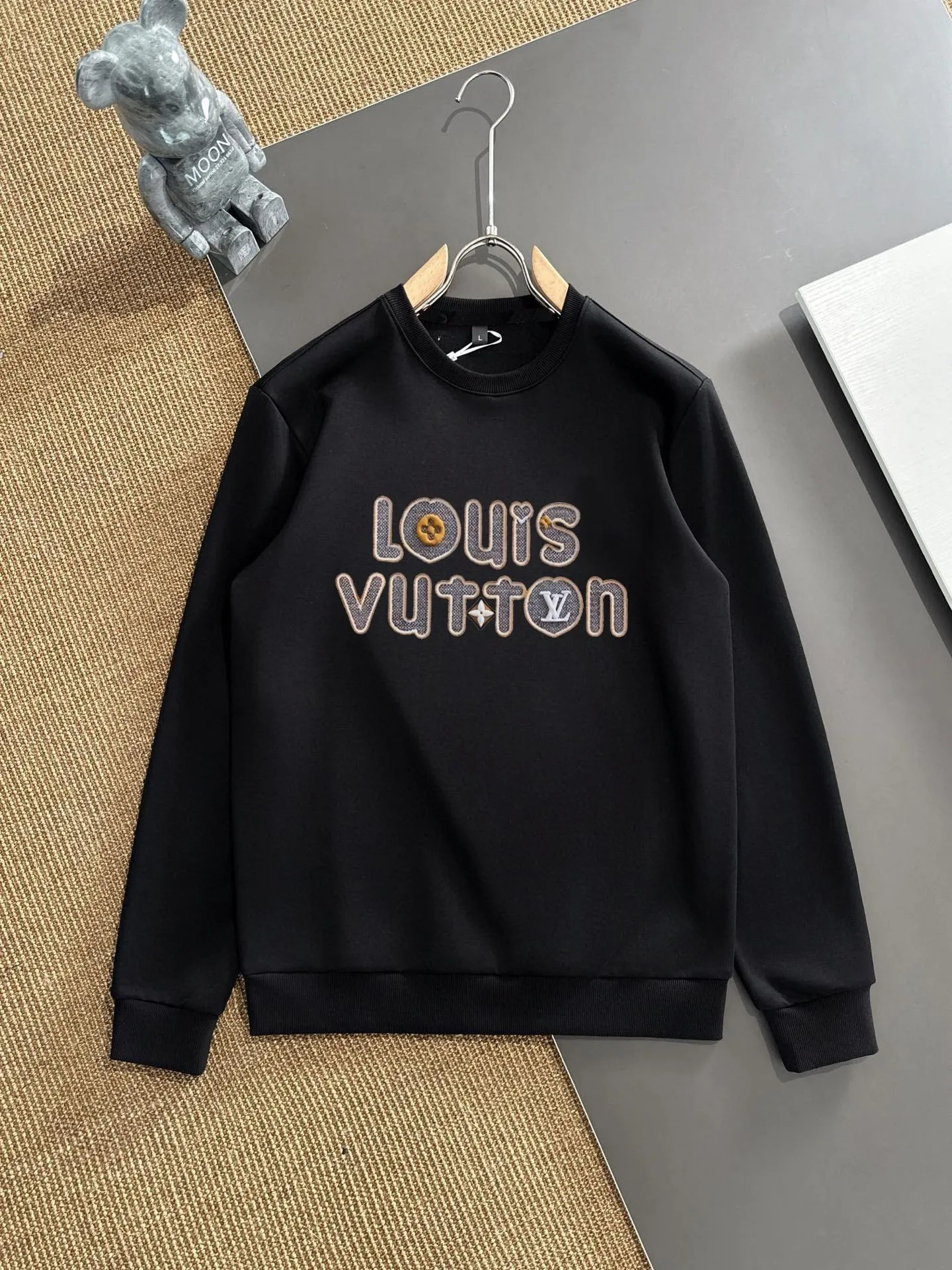 🅿️380 direct batch [LV Louis Vuitton] (Fat Man Gospel) hot-selling suit is coming. Focus on the original version of the official website. 2025 new hot-selling sweatshirt suit. The original order is the best. 🇭🇰The meticulous work of top designers. Just for a fitting and perfect upper body effect. 100% natural high-quality Roman cotton, close-fitting comfort, noble and elegant! Original hardware embodies elegance and nobility! Counter size: M-5XL (maximum wear up to 220 pounds)